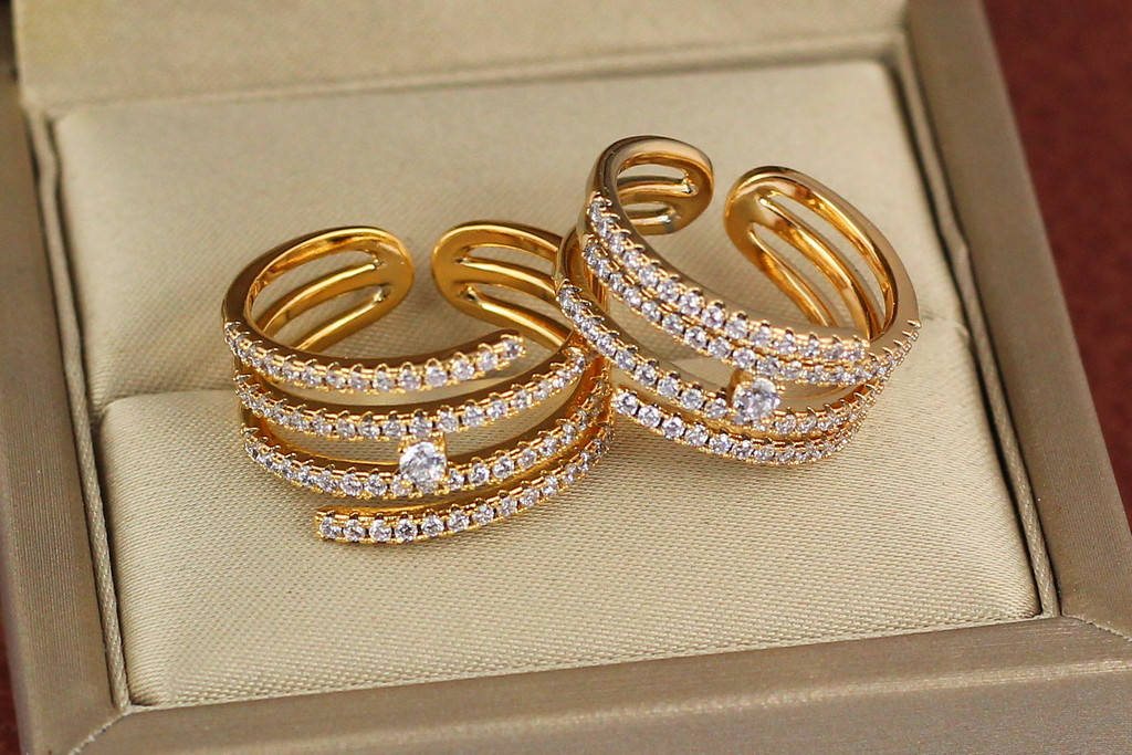 Кольцо Xuping Jewelry раздвижное четыре дорожки из камешков и камешек по центру р 16 и больше золотистое
Кольцо Xuping Jewelry раздвижное четыре дорожки из камешков и камешек по центру р 16 и больше золотистое