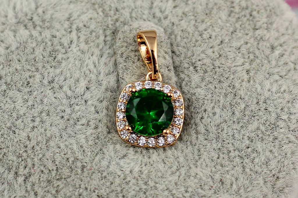 Кулон Xuping Jewelry зеленый фианит в квадратной оправе из белых камешков 1 см золотистый
Кулон Xuping Jewelry зеленый фианит в квадратной оправе из белых камешков 1 см золотистый