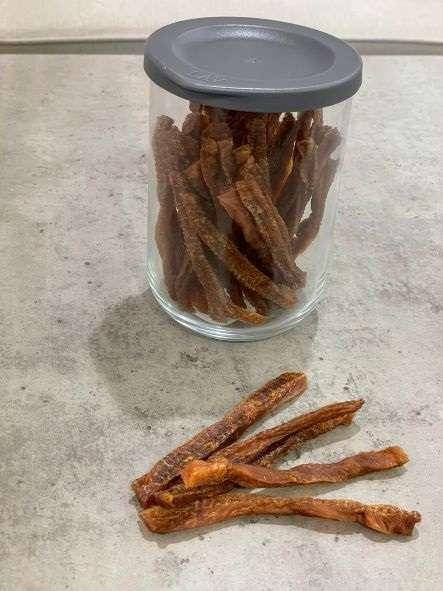 Натуральное лакомство для собак "Плоские палочки из куриного филе" с мясом птицы пошт.
Натуральное лакомство для собак "Плоские палочки из куриного филе" с мясом птицы пошт.