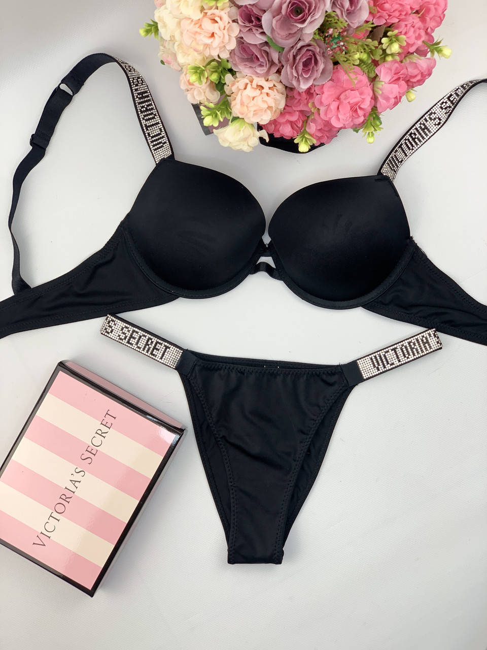 Комплект женского нижнего белья Victoria`s Secret Виктория Сикрет модель Rhinestone со стразами, Разные цвета
Комплект женского нижнего белья Victoria`s Secret Виктория Сикрет модель Rhinestone со стразами, Разные цвета