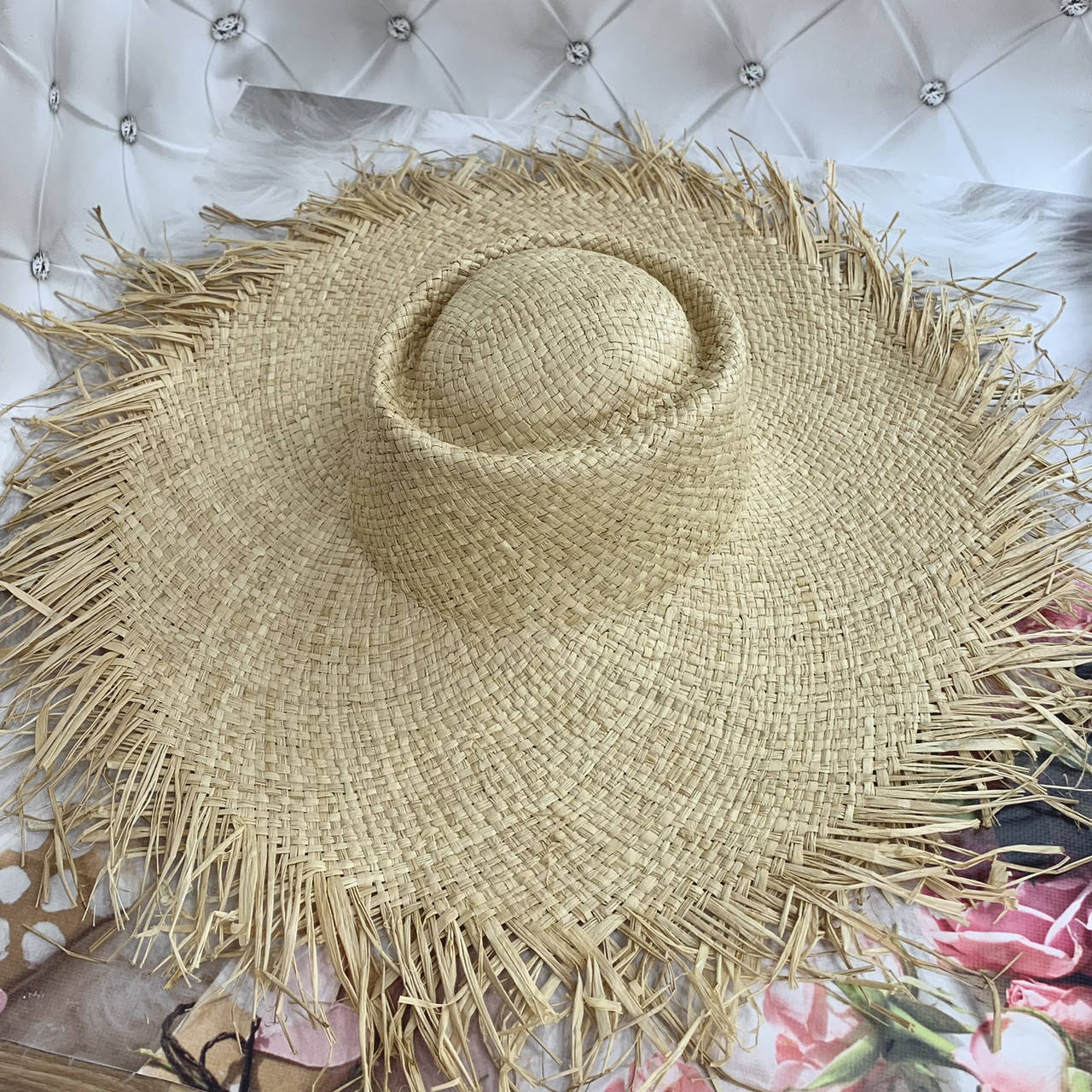 Широкополая летняя соломенная шляпа с посатаными полями и круглой тульей
Широкополая летняя соломенная шляпа с посатаными полями и круглой тульей