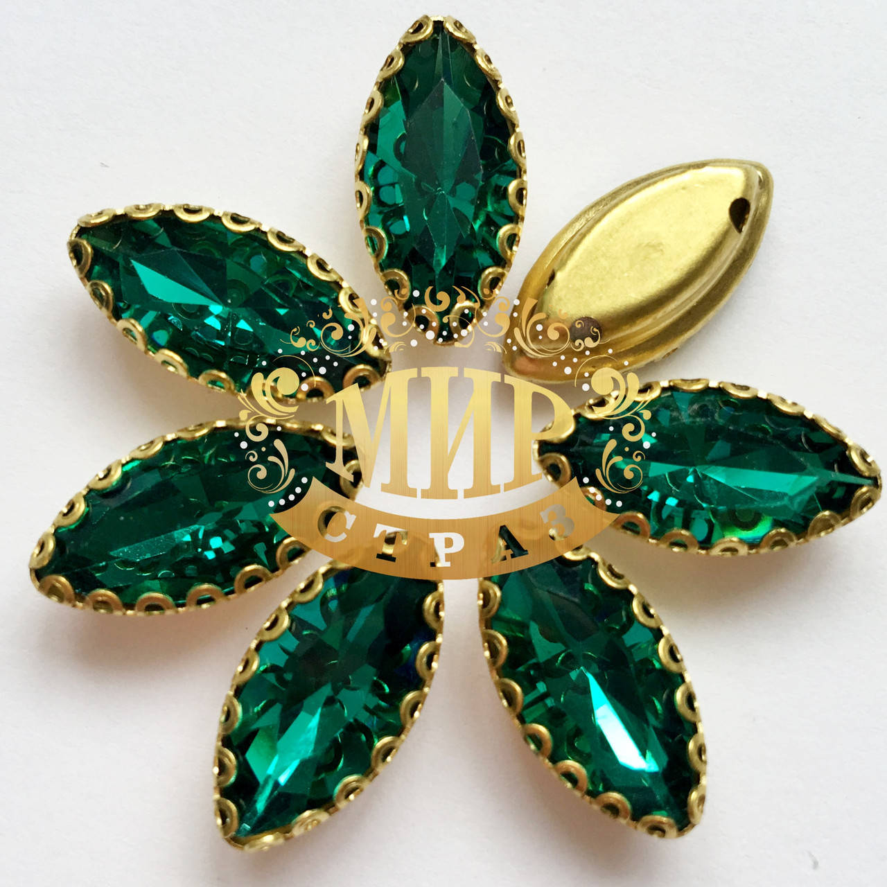 Лодочки Green Zircon в ажурных золотых цапах Размер 7х15мм 
Лодочки Green Zircon в ажурных золотых цапах Размер 7х15мм