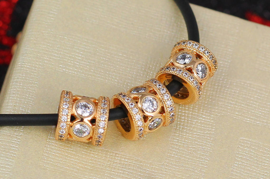 Кулон шарм Xuping Jewelry для тонкой цепи или браслета с крупными камнями по центру 8 мм золотистый
Кулон шарм Xuping Jewelry для тонкой цепи или браслета с крупными камнями по центру 8 мм золотистый