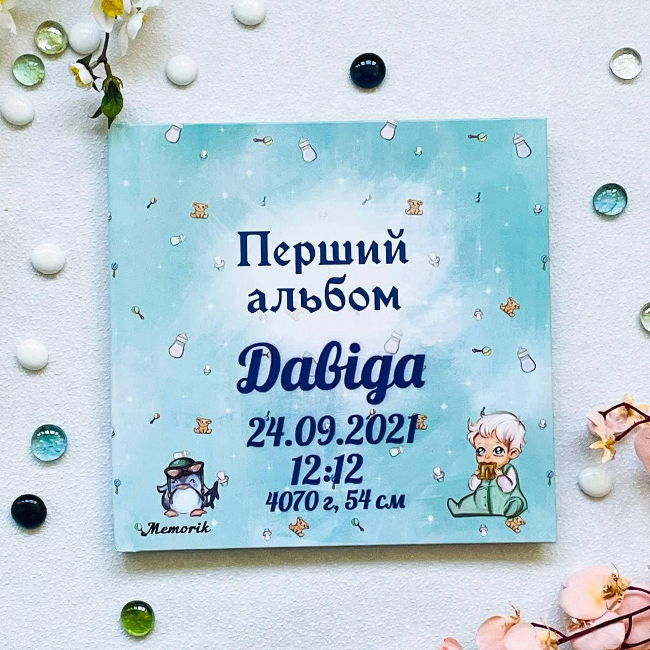 Іменний альбом для новонародженного "Перший альбом" російською або українською мовою в трьох кольорах, Фиолетовый
Іменний альбом для новонародженного "Перший альбом" російською або українською мовою в трьох кольорах, Фиолетовый