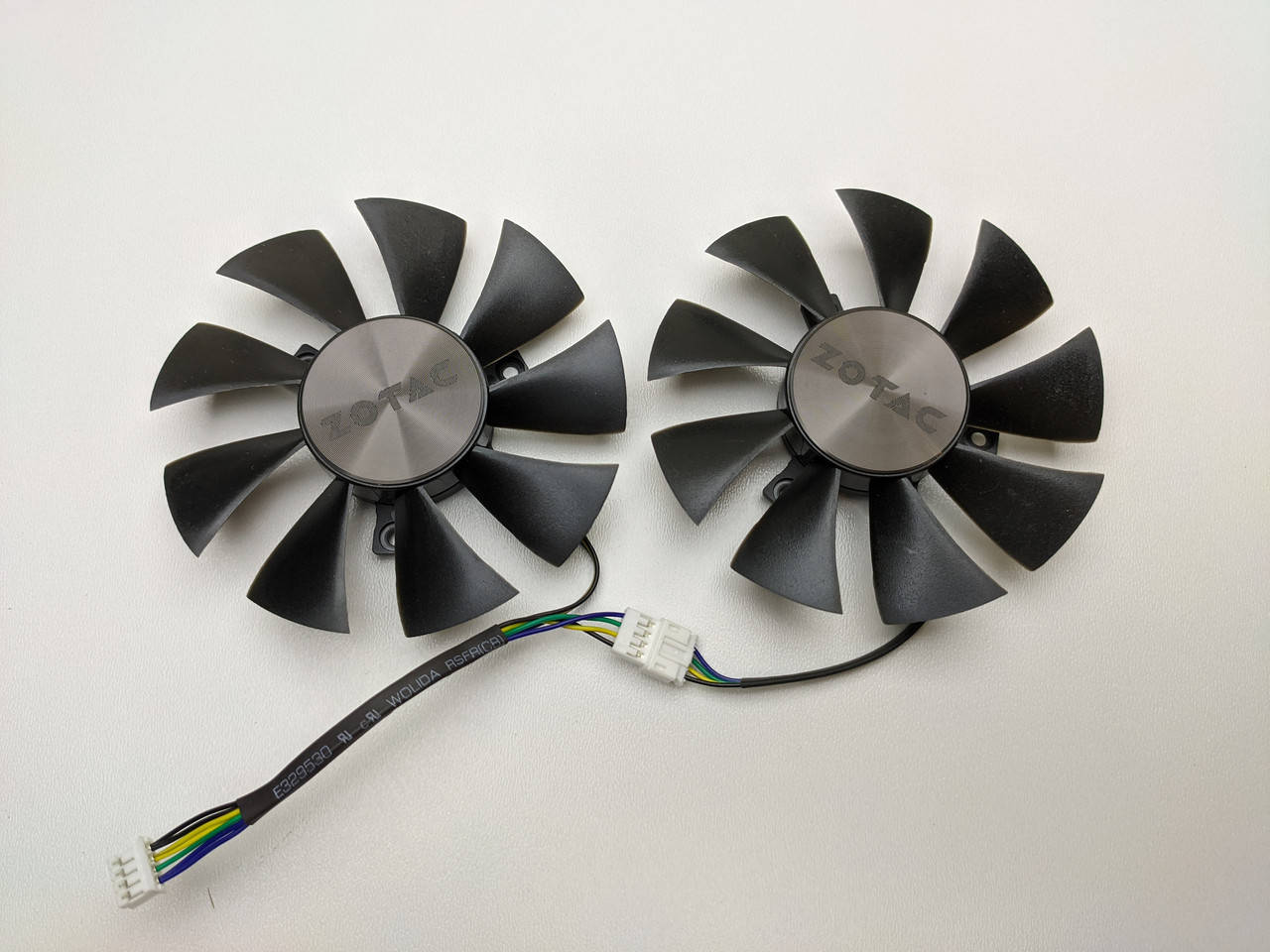 Кулер для видеокарты, комплект 2*87 мм Zotac GFY09010E12SPA (GA91S2H) крепление 42*42*42 мм 4 pin новый
Кулер для видеокарты, комплект 2*87 мм Zotac GFY09010E12SPA (GA91S2H) крепление 42*42*42 мм 4 pin новый