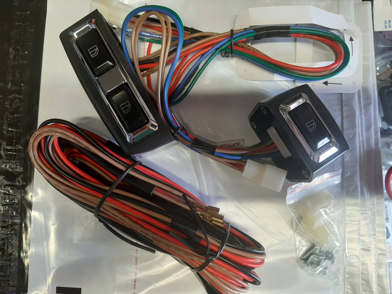 Комплект кнопок электростеклоподъемников / Кнопки стеклоподъемника Tiger / Convoy / Cyclon / Niteo
Комплект кнопок электростеклоподъемников / Кнопки стеклоподъемника Tiger / Convoy / Cyclon / Niteo