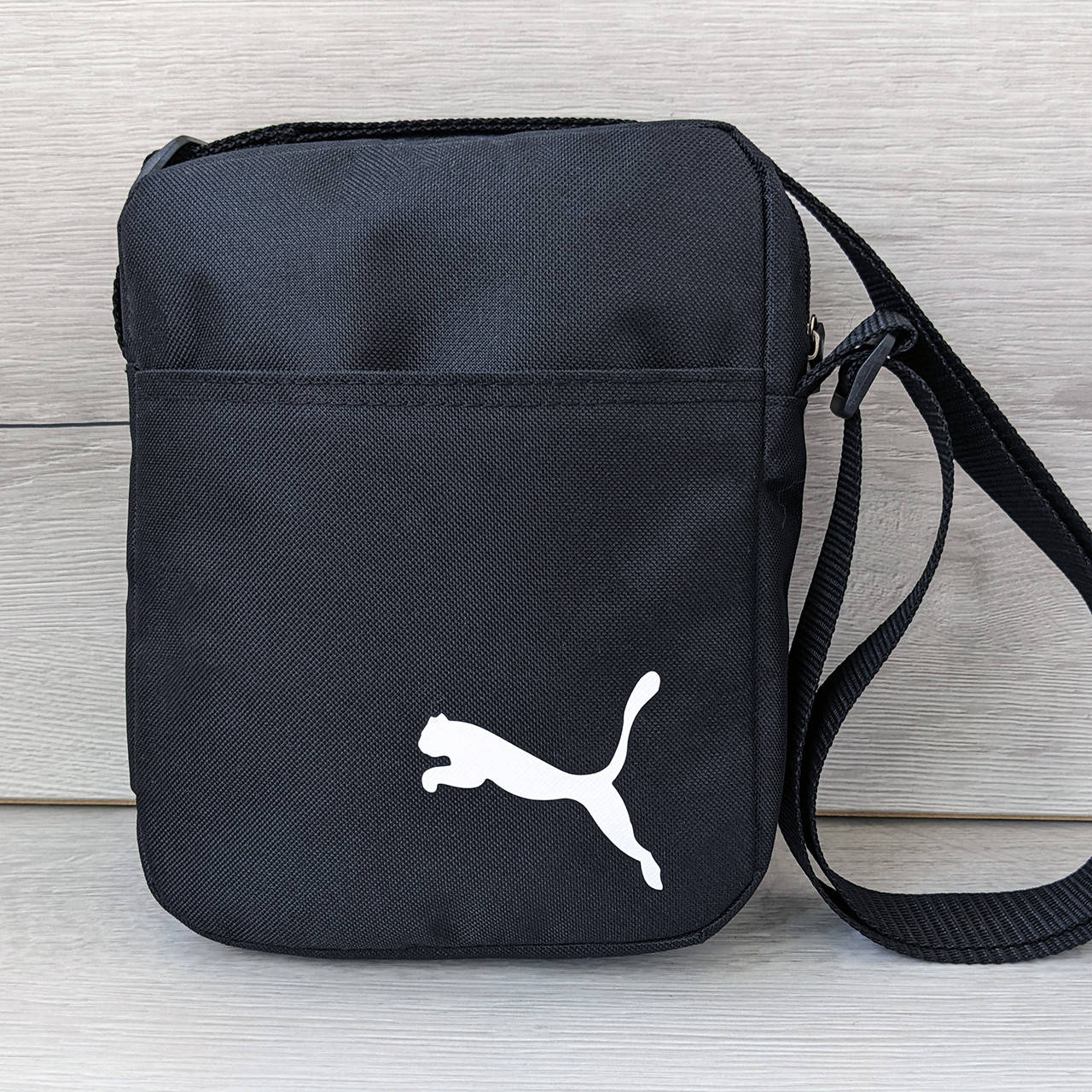 Сумка через плечо Puma черная тканевая спортивная барсетка Пума мессенджер из текстиля цвет черный
Сумка через плечо Puma черная тканевая спортивная барсетка Пума мессенджер из текстиля цвет черный