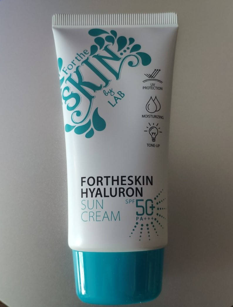 Солнцезащитный крем под макияж с гиалуроновой кислотой FORTHESKIN Hyaluron Sun Cream SPF50+/PA+++
Солнцезащитный крем под макияж с гиалуроновой кислотой FORTHESKIN Hyaluron Sun Cream SPF50+/PA+++