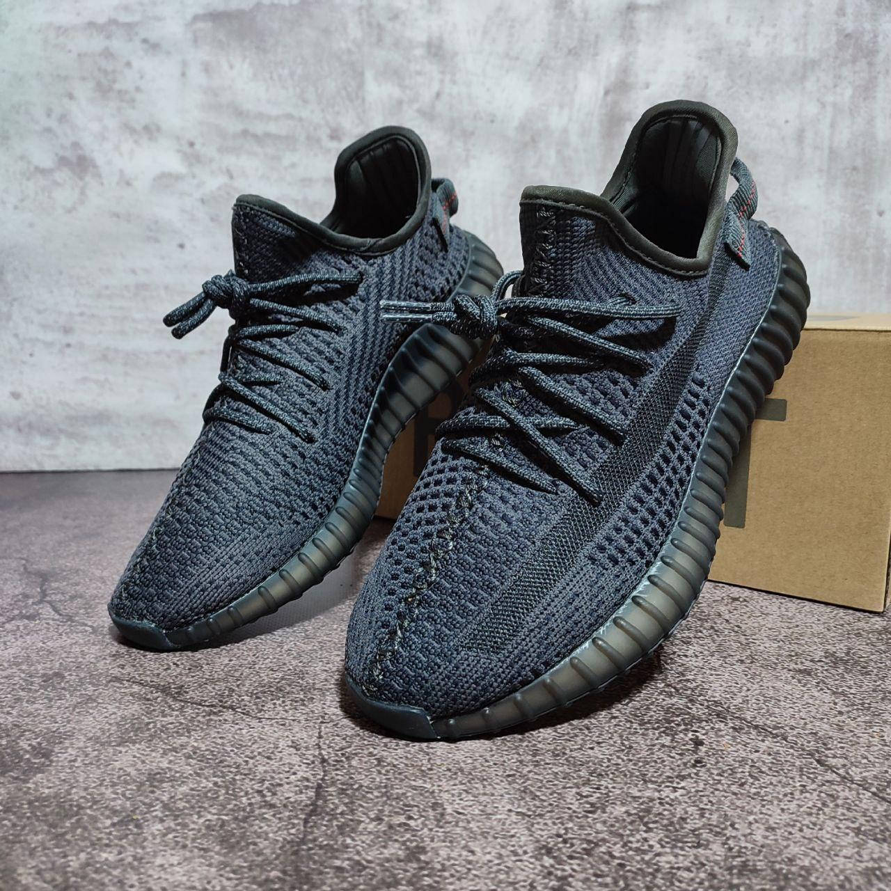 Мужские кроссовки Адидас Изи Буст 350 чёрные (Adidas Yeezy Boost 350 V2 Black) (Шнурки рефлективные), Черный
Мужские кроссовки Адидас Изи Буст 350 чёрные (Adidas Yeezy Boost 350 V2 Black) (Шнурки рефлективные), Черный