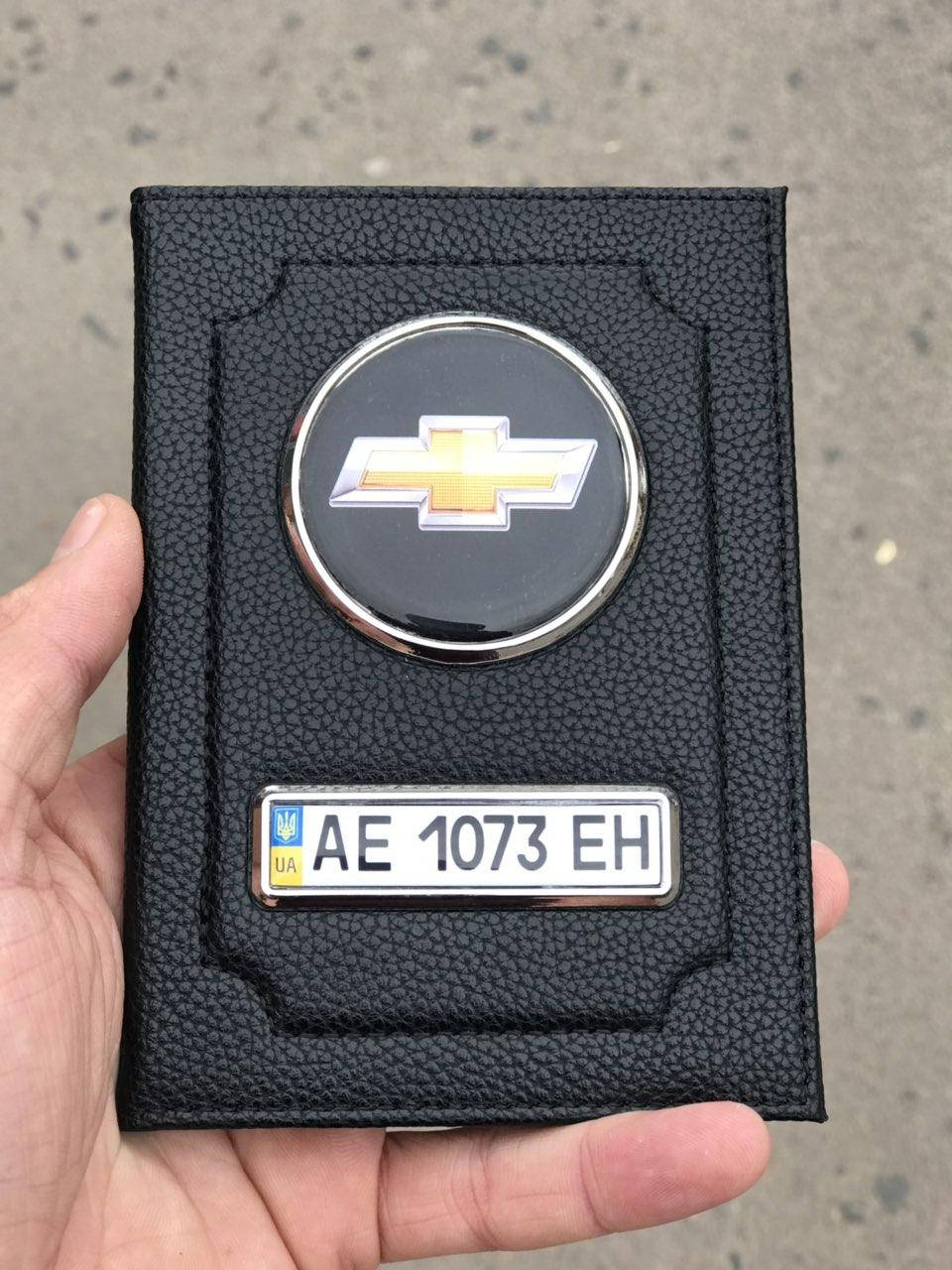 Кожаная обложка для автодокументов Chevrolet с логотипом и гос. номером авто ребристая кожа с черной ниткою
Кожаная обложка для автодокументов Chevrolet с логотипом и гос. номером авто ребристая кожа с черной ниткою