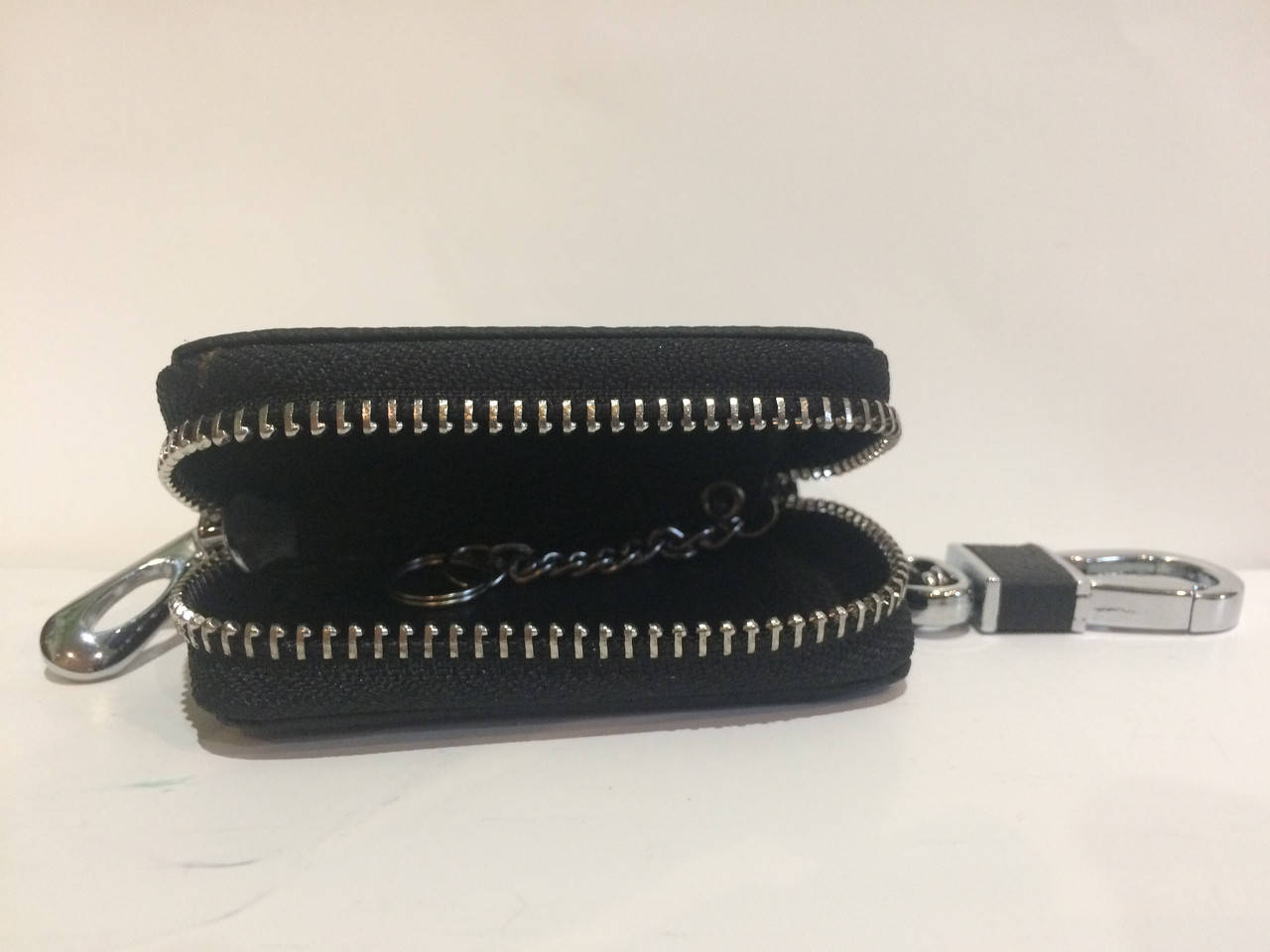 Ключница с чехлом и карабином, логотип VIP, Черный
Ключница с чехлом и карабином, логотип VIP, Черный