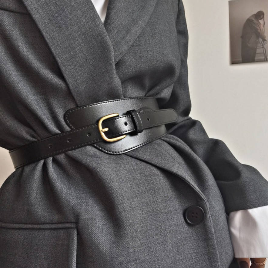 Ремень женский из натуральной кожи широкий ассиметричный Черный
Ремень женский из натуральной кожи широкий ассиметричный Черный