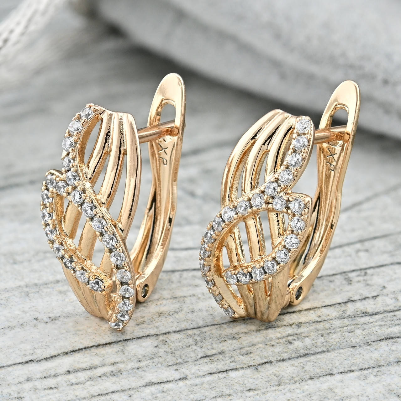 Серьги Xuping 35497 размер 17х7 мм белые фианиты вес 2.4 г позолота 18К
Серьги Xuping 35497 размер 17х7 мм белые фианиты вес 2.4 г позолота 18К