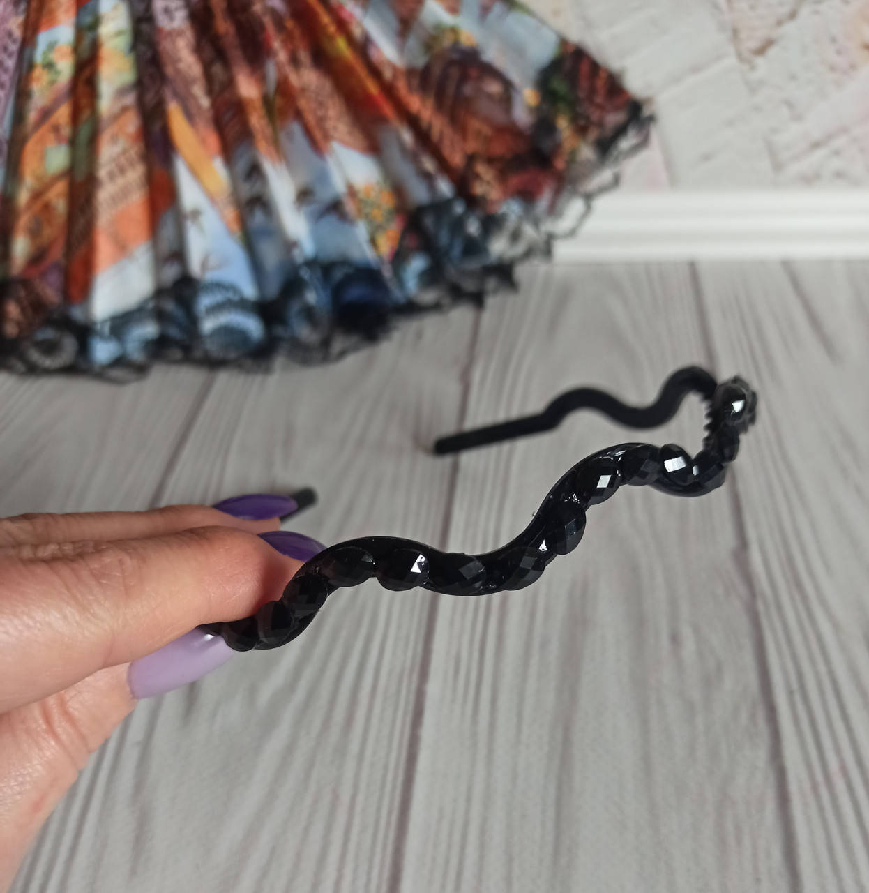 Обруч тонкий черный "волна" с черными стразиками
Обруч тонкий черный "волна" с черными стразиками