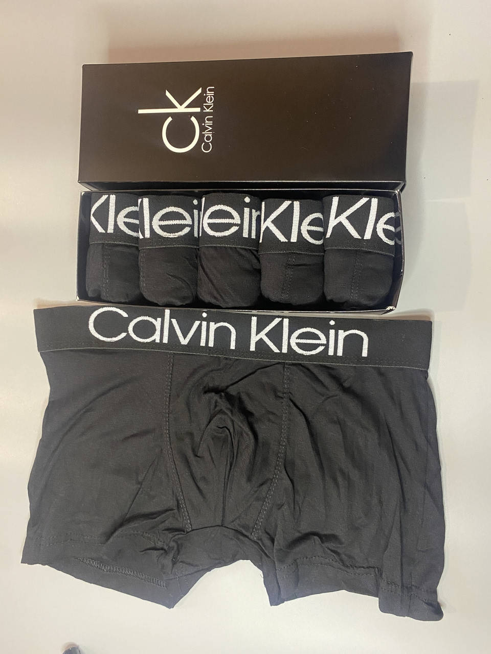 Мужские трусы-боксеры Calvin Klein в фирменной подарочной упаковке (5 шт.) набор трусов L, Разные цвета
Мужские трусы-боксеры Calvin Klein в фирменной подарочной упаковке (5 шт.) набор трусов L, Разные цвета