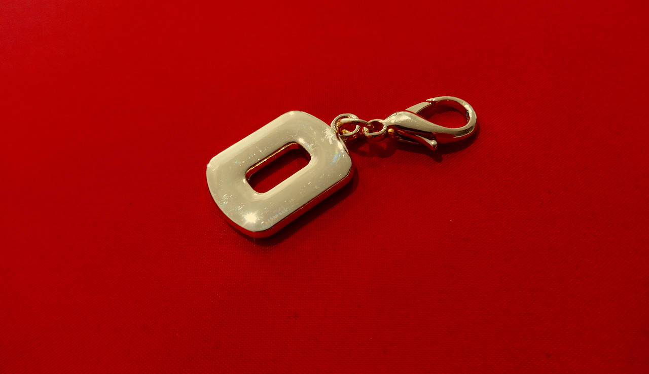 Металлофурнитура с карабином золото
Металлофурнитура с карабином золото