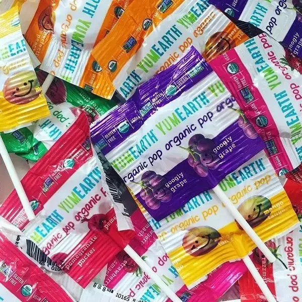 YumEarth, Organic Pops, Favorites, 50 Pops, 10.9 oz (310 g), натуральные леденцы для детей
YumEarth, Organic Pops, Favorites, 50 Pops, 10.9 oz (310 g), натуральные леденцы для детей