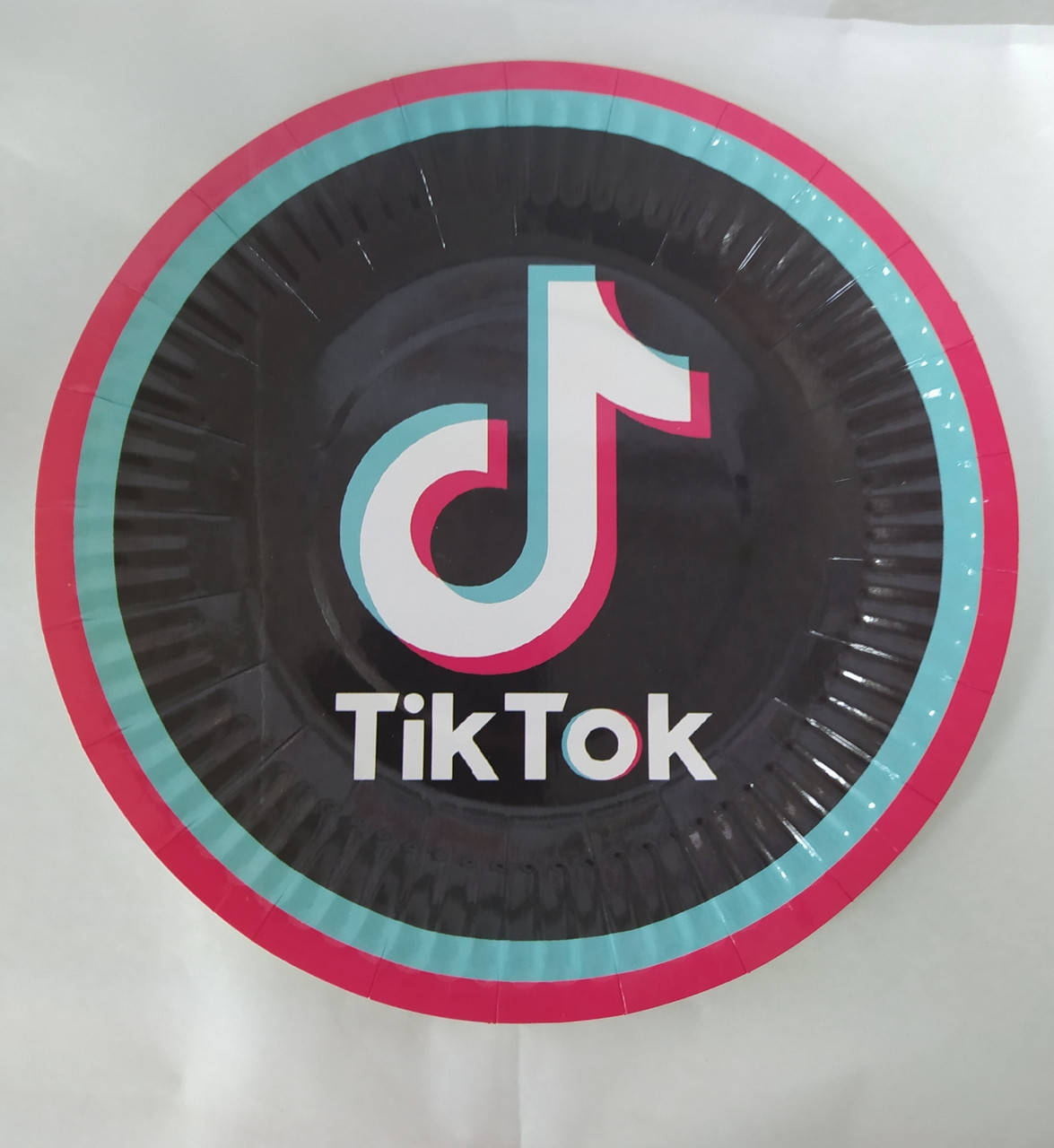 Набор бумажных тарелок принт Tik Tok 18см 5шт.
Набор бумажных тарелок принт Tik Tok 18см 5шт.