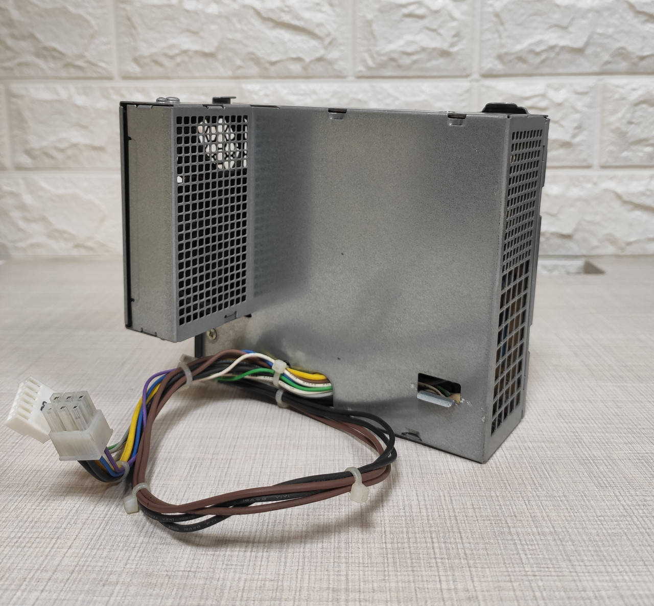 Блок питания HP Pro Elite 6000 6100 6200 6300 8000 8100 8200 8300 503376-001 508152-001
Блок питания HP Pro Elite 6000 6100 6200 6300 8000 8100 8200 8300 503376-001 508152-001