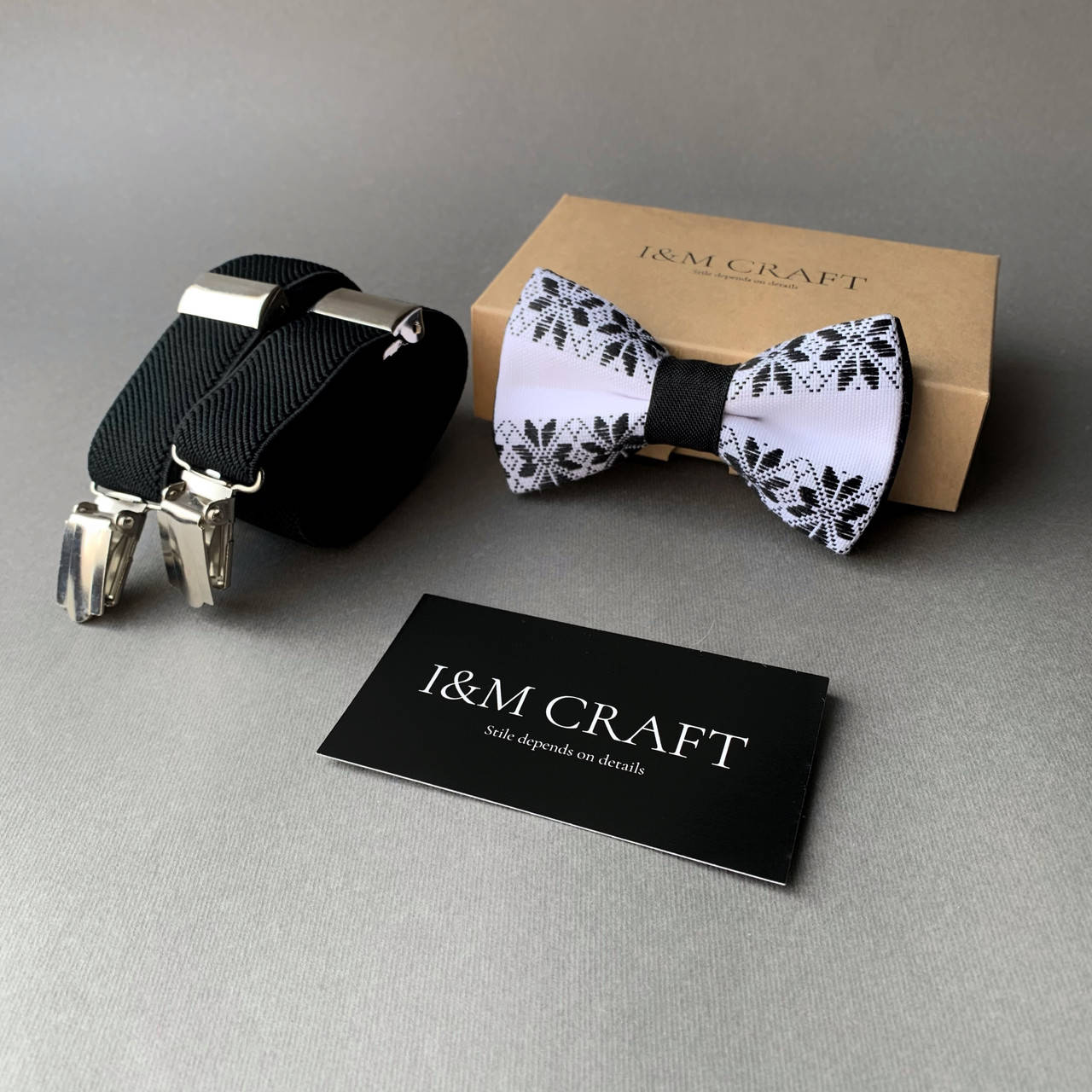 Набор детский I&M Craft галстук-бабочка и подтяжки для брюк черный в Украинском стиле (030338K)
Набор детский I&M Craft галстук-бабочка и подтяжки для брюк черный в Украинском стиле (030338K)