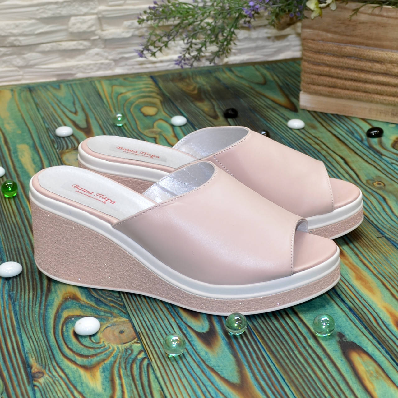 Шлепанцы женские кожаные на платформе, цвет пудра
Шлепанцы женские кожаные на платформе, цвет пудра