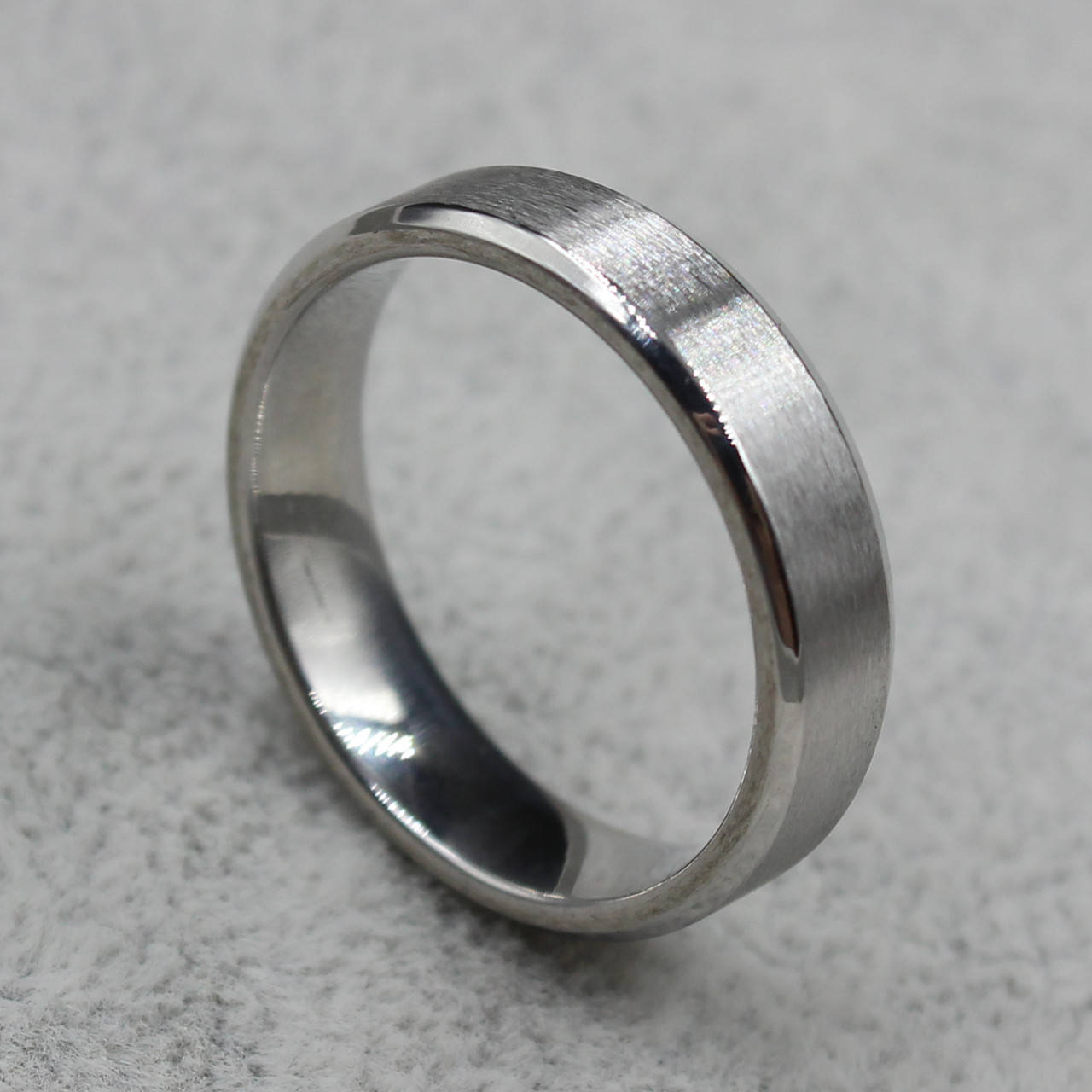 Кольцо серебристое из ювелирной медицинской стали от Stainless Steel марка 316 L ширина 5 мм сталь
Кольцо серебристое из ювелирной медицинской стали от Stainless Steel марка 316 L ширина 5 мм сталь