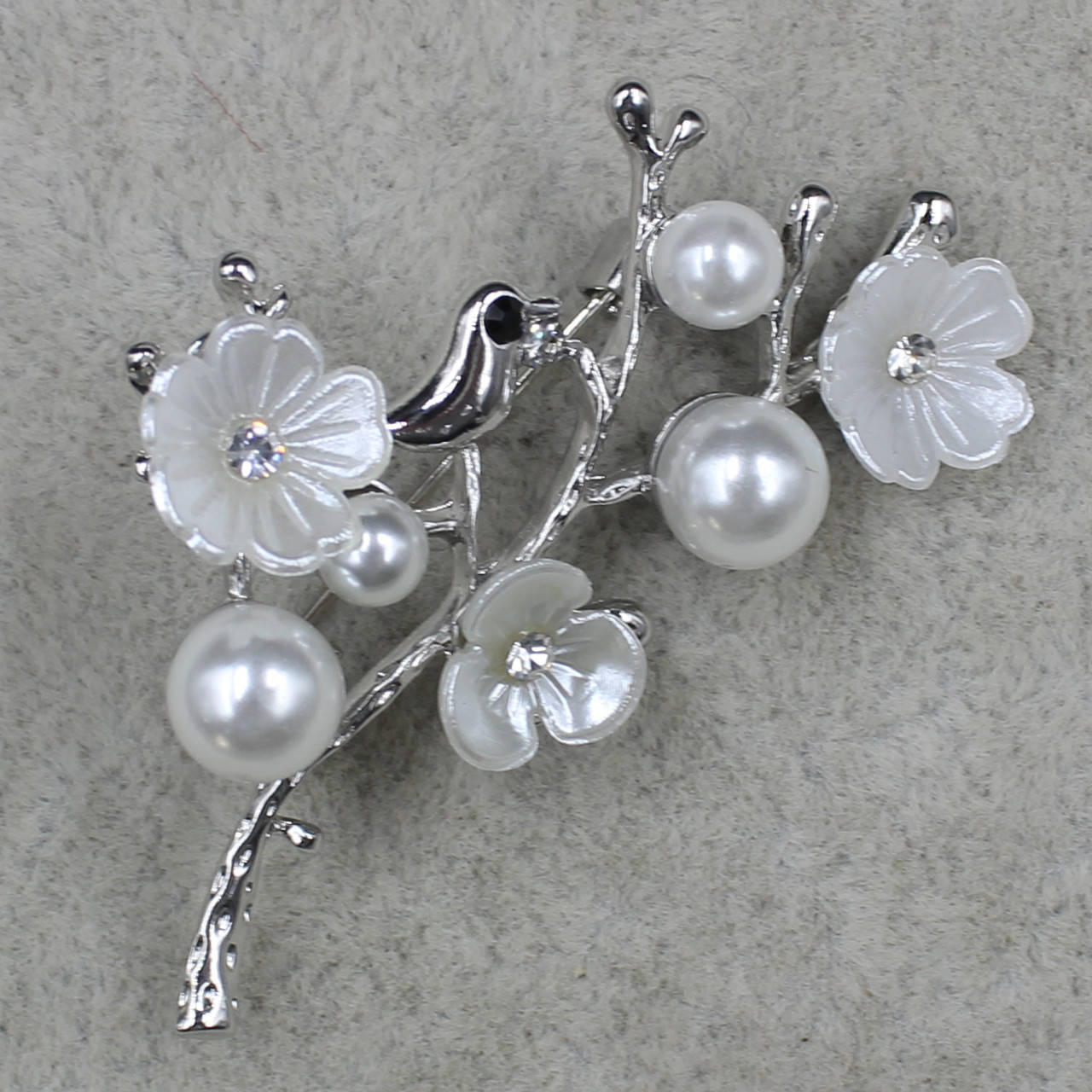Брошь в виде цветочков серебристого цвета с большими жемчужинками и птичкой размер изделия 50х30 мм 
Брошь в виде цветочков серебристого цвета с большими жемчужинками и птичкой размер изделия 50х30 мм
