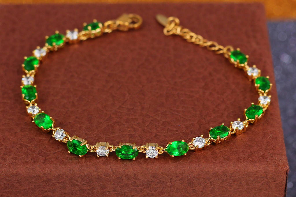 Браслет Xuping Jewelry зеленые овальные камешки чередуются с белыми 16.5 см 4 мм золотистый
Браслет Xuping Jewelry зеленые овальные камешки чередуются с белыми 16.5 см 4 мм золотистый
