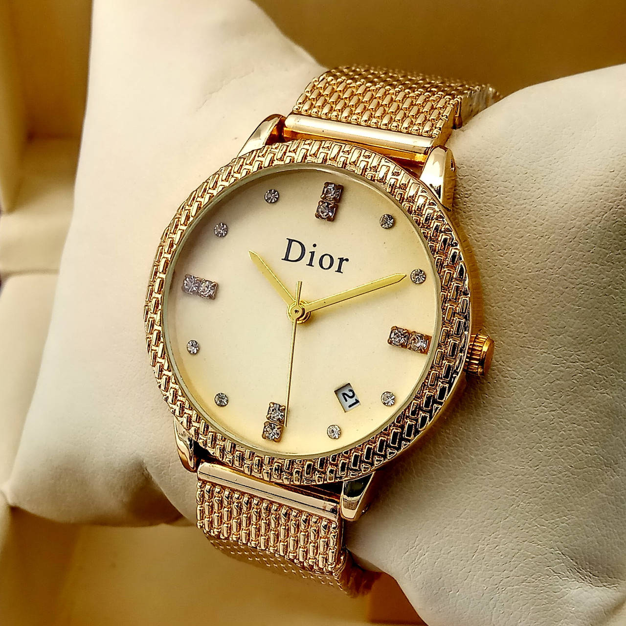 Женские кварцевые наручные часы Dior B198-2 золотого цвета золотой циферблат с датой на металлическом браслете
Женские кварцевые наручные часы Dior B198-2 золотого цвета золотой циферблат с датой на металлическом браслете