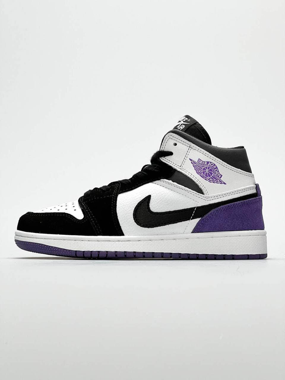 Женские кроссовки Nike Air Jordan 1 Mid SE Purple (фиолетовые с чёрным и белым) высокие яркие кроссы DВ1365, Разные цвета
Женские кроссовки Nike Air Jordan 1 Mid SE Purple (фиолетовые с чёрным и белым) высокие яркие кроссы DВ1365, Разные цвета