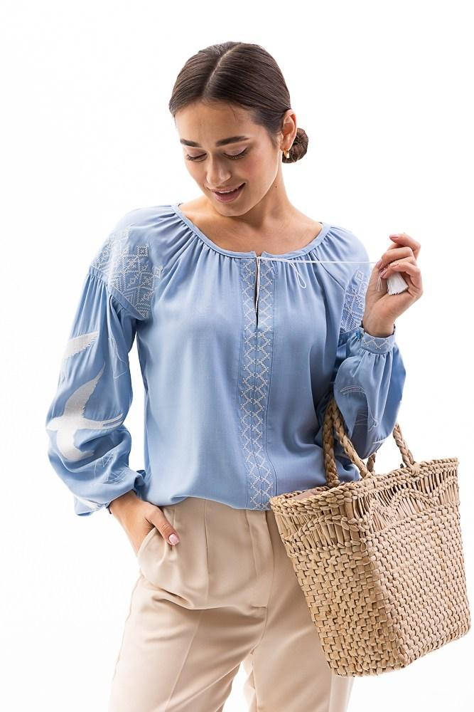 Вышиванка женская с ласточками на рукавах гладью голубая Modna KAZKA MKAR46555-1 44, Голубой
Вышиванка женская с ласточками на рукавах гладью голубая Modna KAZKA MKAR46555-1 44, Голубой