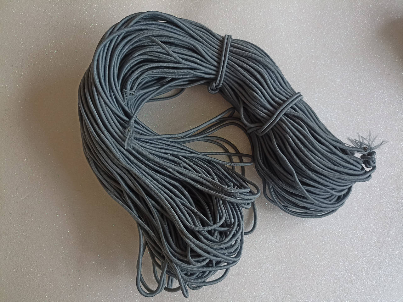 Резинка круглая шляпная 3мм/80м серый 
Резинка круглая шляпная 3мм/80м серый