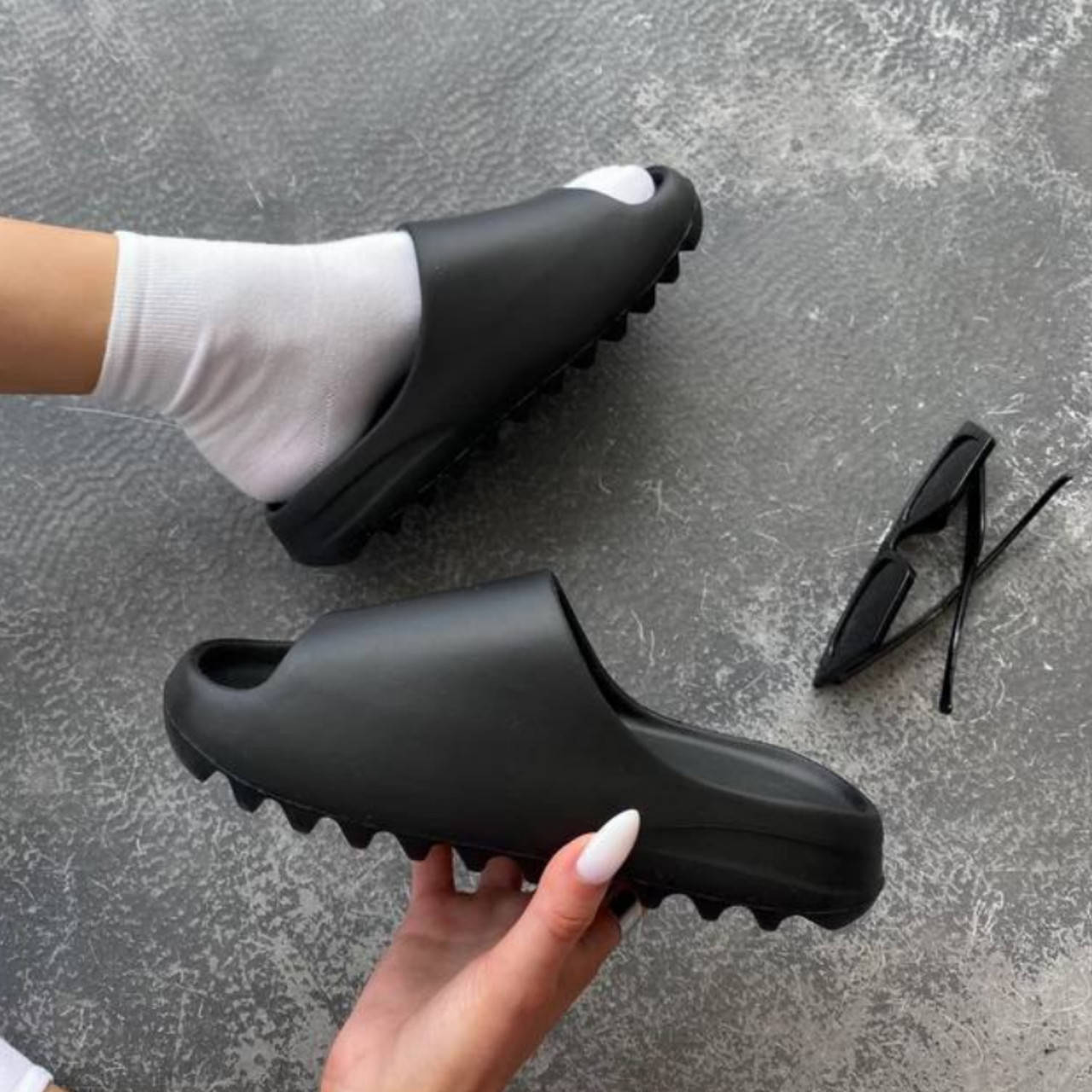 Резиновые тапки мужские изи SLIDE RESIN, Летние шлёпки YEEZY на массивной подошве, черные, Черный
Резиновые тапки мужские изи SLIDE RESIN, Летние шлёпки YEEZY на массивной подошве, черные, Черный