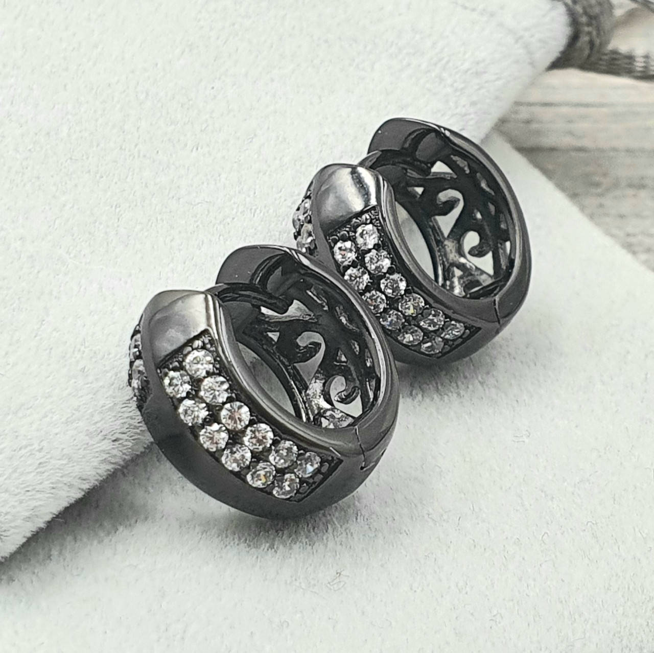 Серьги 35743расп непарные размер 15х8 мм белые фианиты вес 5.7 г позолота Black gun
Серьги 35743расп непарные размер 15х8 мм белые фианиты вес 5.7 г позолота Black gun