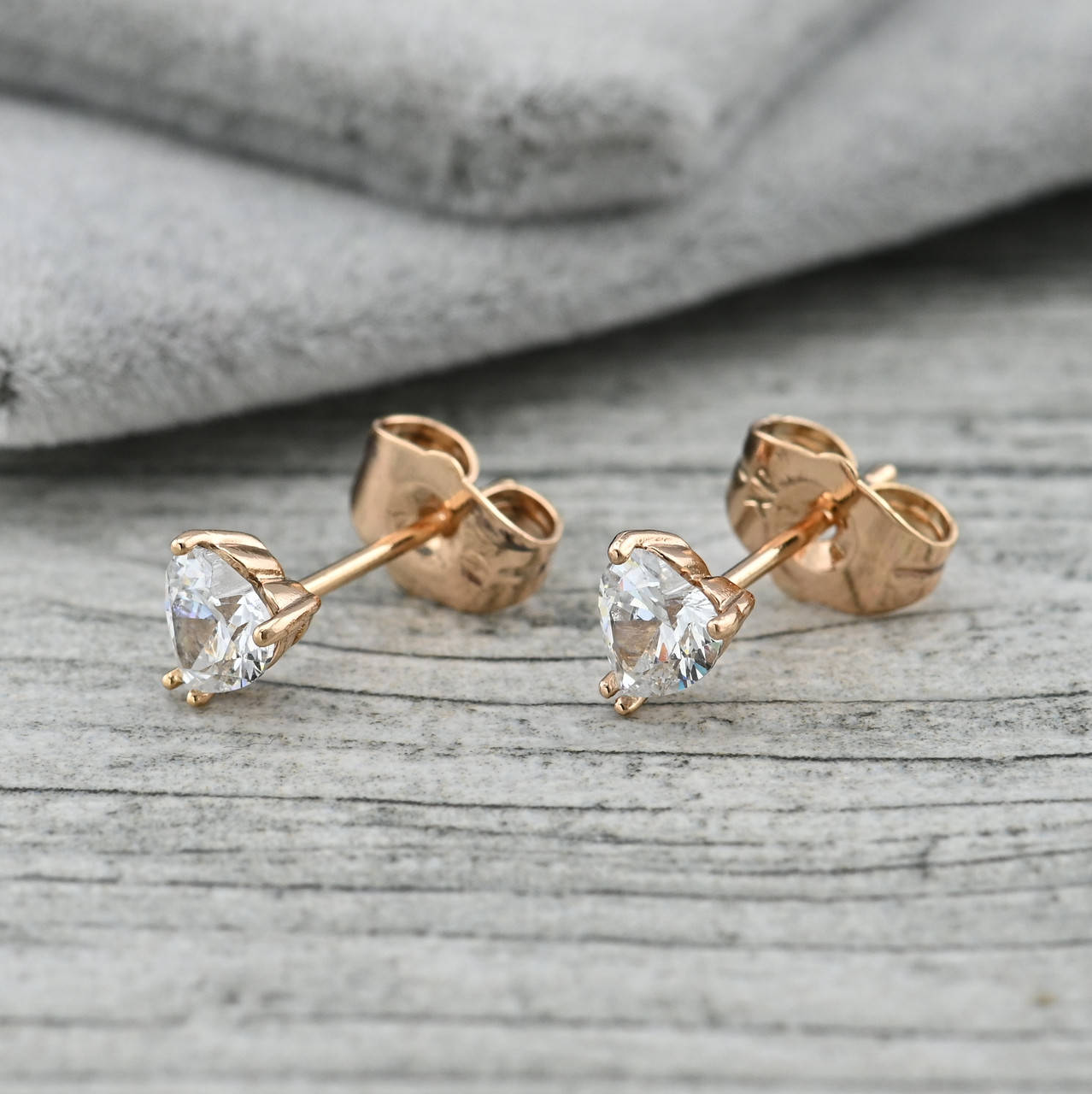 Серьги гвоздики Алмазные сердечки 36402 размер 5х5 мм белые фианиты вес 1.1 г позолота 18К
Серьги гвоздики Алмазные сердечки 36402 размер 5х5 мм белые фианиты вес 1.1 г позолота 18К