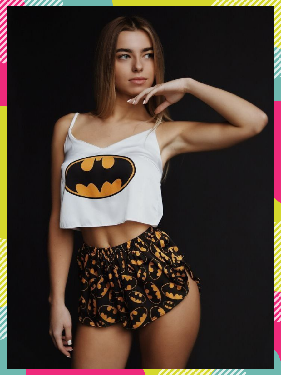 Пижама шелк армани женская шелковая пижама секусальная Batman черные шорты + белый топ S
Пижама шелк армани женская шелковая пижама секусальная Batman черные шорты + белый топ S