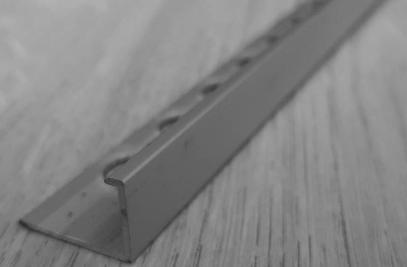 Профиль алюминиевый для торцов плитки толщиной 10 мм, длина 2,7 м Серебро 
Профиль алюминиевый для торцов плитки толщиной 10 мм, длина 2,7 м Серебро