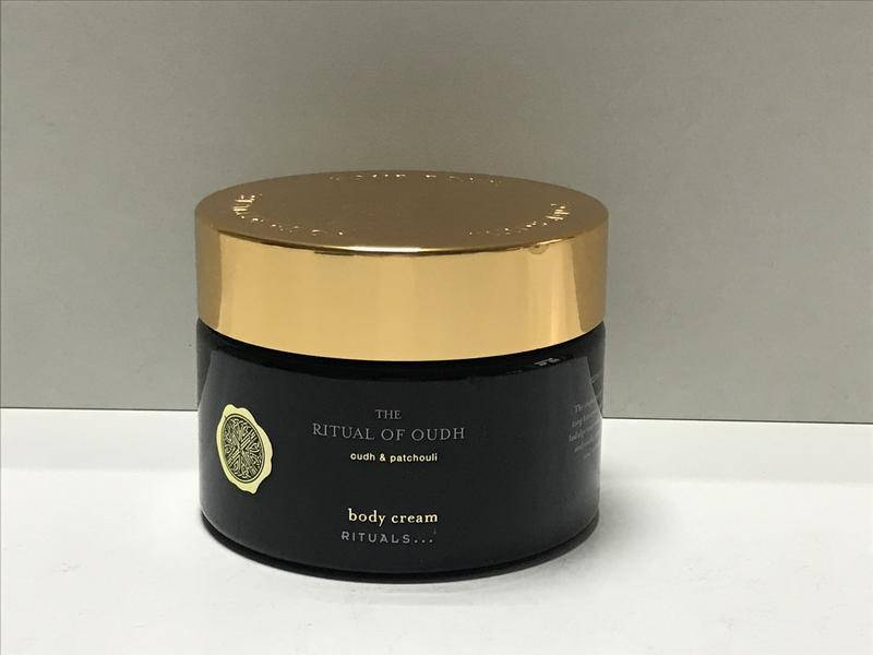 Парфюмированный крем для тела The Ritual of Oudh от Rituals 220 мл Нидерланды (Оригинал)
Парфюмированный крем для тела The Ritual of Oudh от Rituals 220 мл Нидерланды (Оригинал)