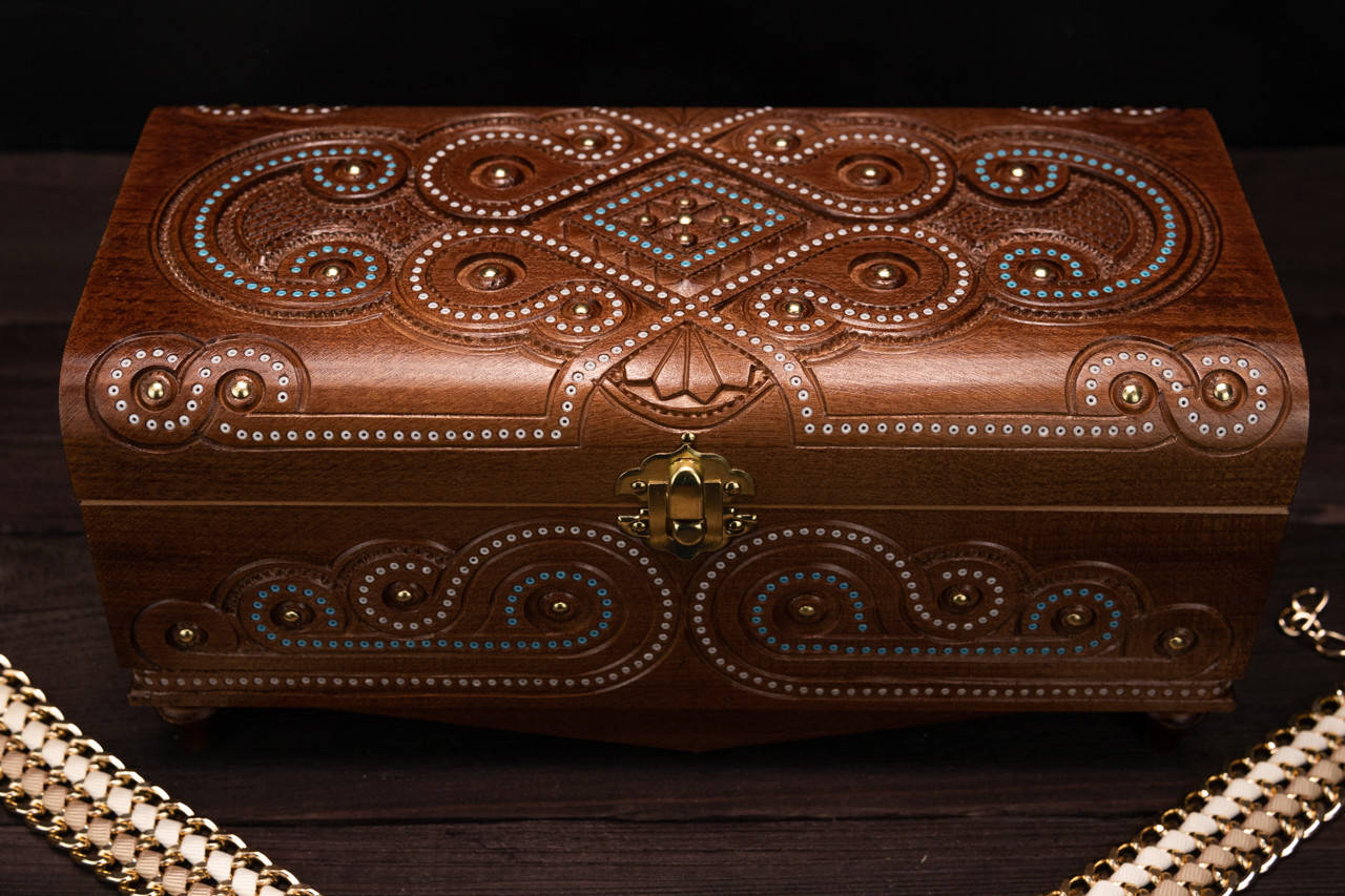 Шкатулка для украшений резная с бисером темная ручной работы деревянная 25х12 см. высота 12 см.
Шкатулка для украшений резная с бисером темная ручной работы деревянная 25х12 см. высота 12 см.