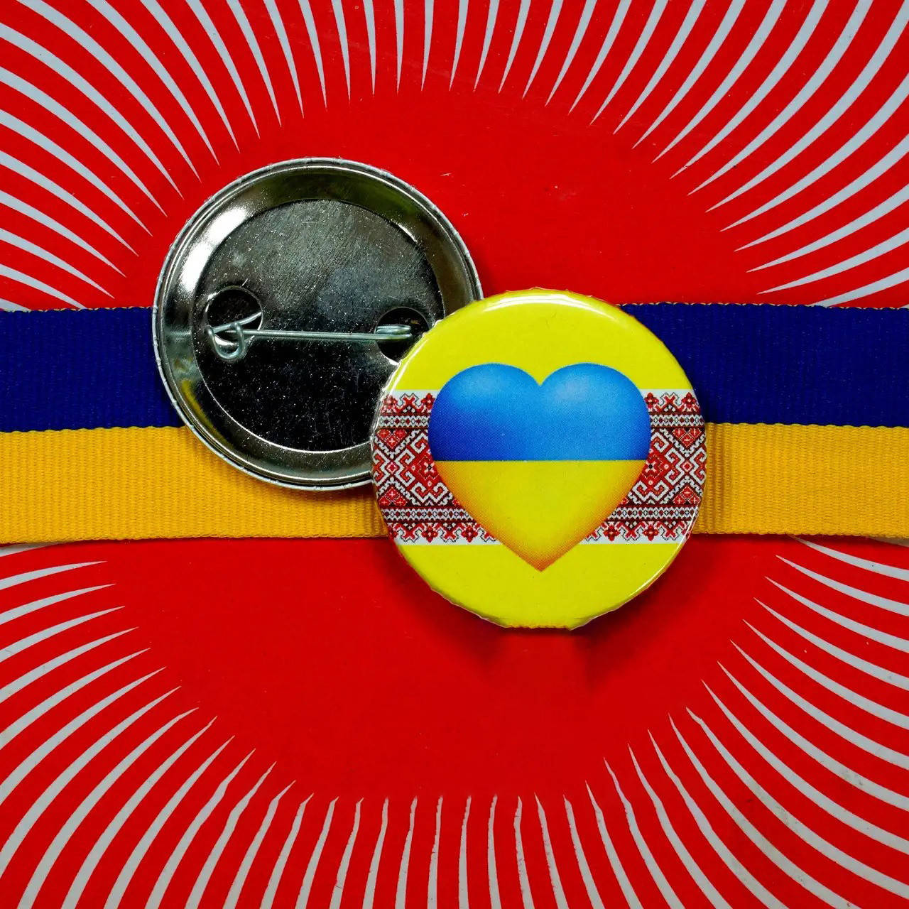 Значок круглый металлический Україна серце на вишивці, 5,6 мм
Значок круглый металлический Україна серце на вишивці, 5,6 мм
