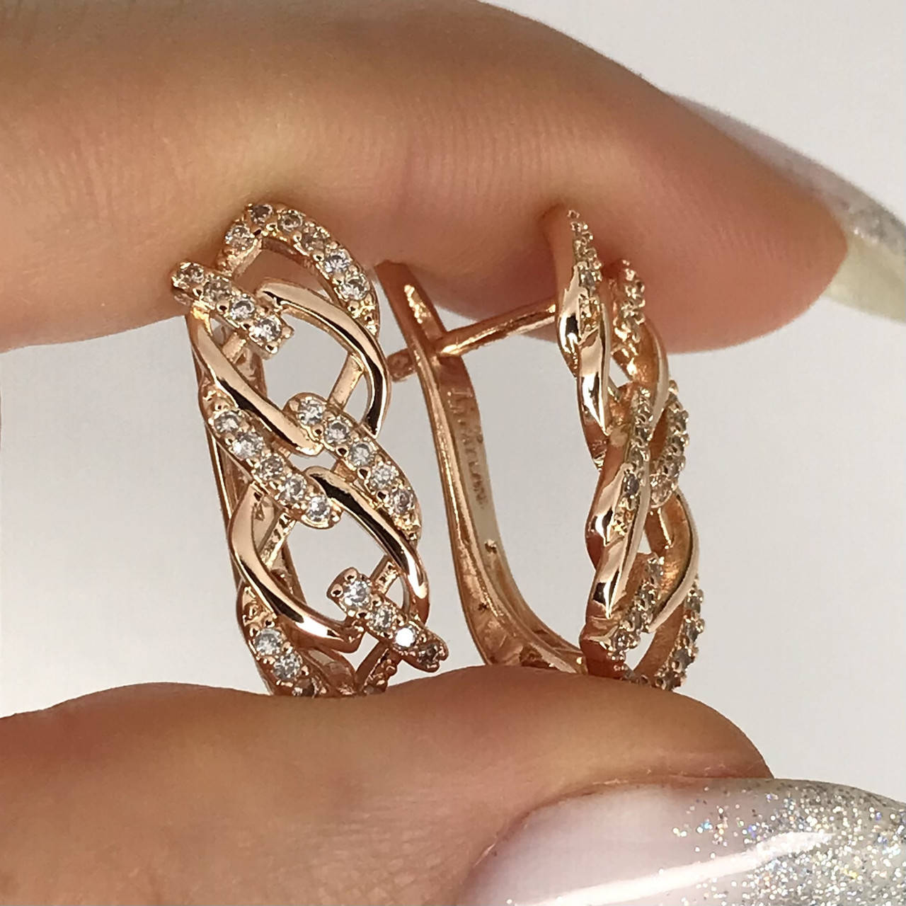 Ажурные серьги с белыми цирконами покрытие золотом 18к. 
Ажурные серьги с белыми цирконами покрытие золотом 18к.