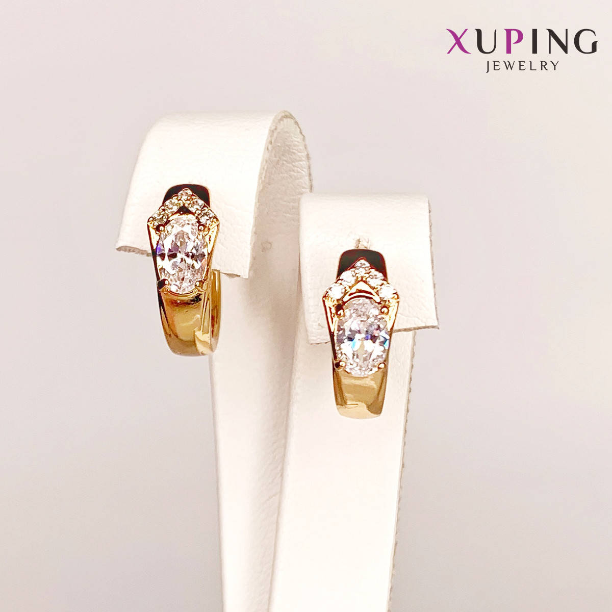 Серьги Xuping, размер 14х6 мм, белые фианиты (куб. цирконий), вес 2 г, позолота 18K, ХР01014 (1)
Серьги Xuping, размер 14х6 мм, белые фианиты (куб. цирконий), вес 2 г, позолота 18K, ХР01014 (1)
