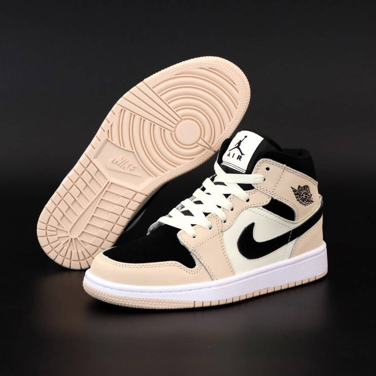 Женские кроссовки Nike Air Jordan 1 Retro High, кожа, черный, бежевый, Найк Еір Джордан Ретро Хай, Разные цвета
Женские кроссовки Nike Air Jordan 1 Retro High, кожа, черный, бежевый, Найк Еір Джордан Ретро Хай, Разные цвета