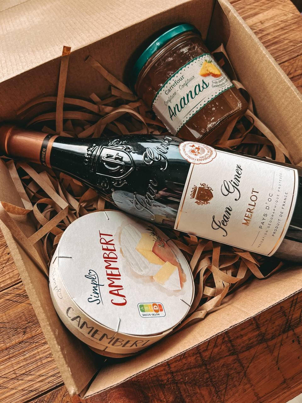 Праздничный подарочный набор «Вино + Ананасовый конфитюр».
Праздничный подарочный набор «Вино + Ананасовый конфитюр».