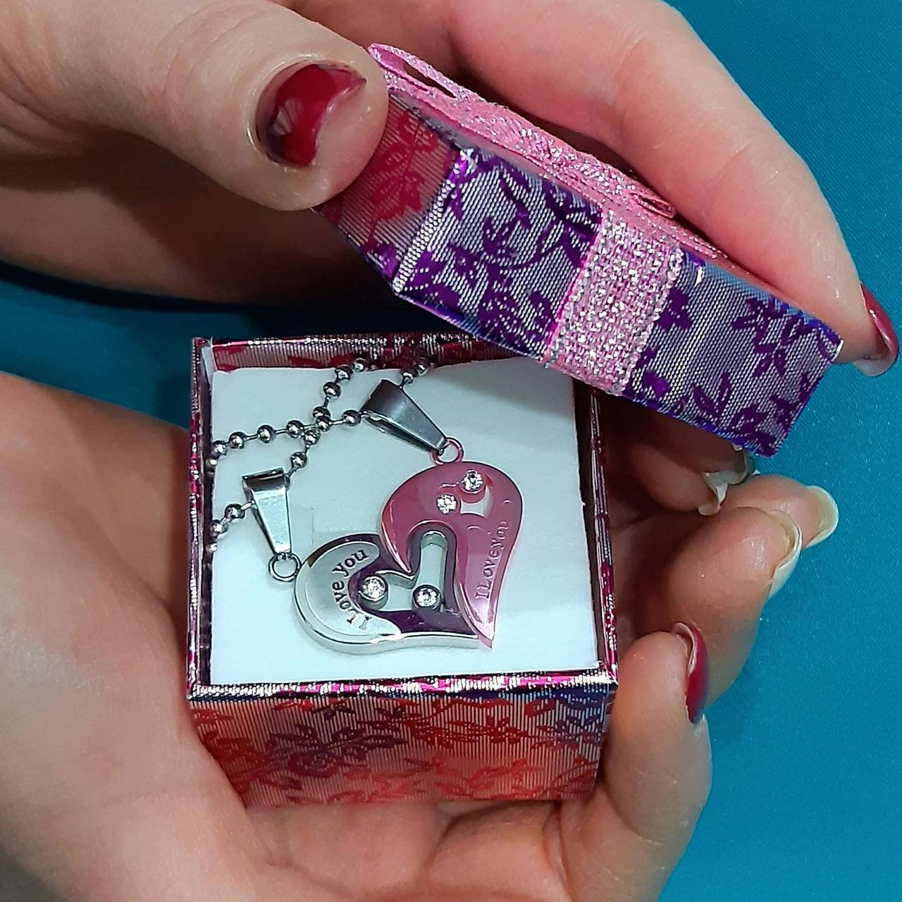 Подарок девушке "Одно сердце на двоих" - парные кулоны медсплав с гравировкой "I love you" в ярком футляре
Подарок девушке "Одно сердце на двоих" - парные кулоны медсплав с гравировкой "I love you" в ярком футляре