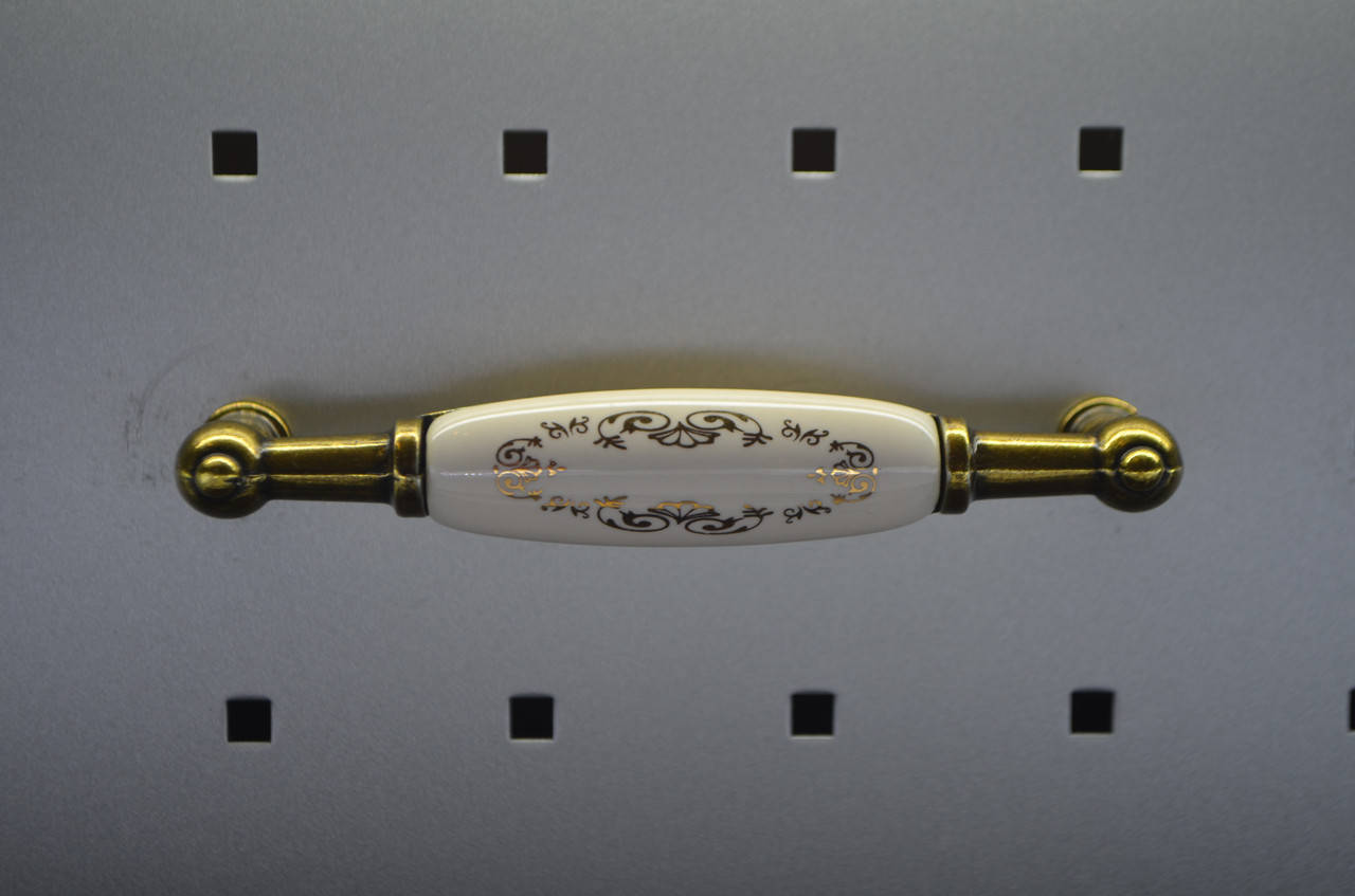 Мебельная ручка DPMU 213 AB/MLK
Мебельная ручка DPMU 213 AB/MLK