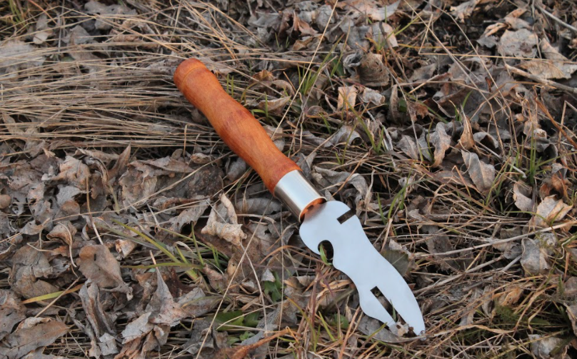 Вилка для снятия мяса из нержавеющей стали с деревянной ручкой
Вилка для снятия мяса из нержавеющей стали с деревянной ручкой