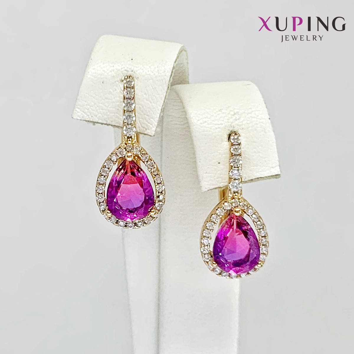 Серьги Xuping, размер 19х9 мм, розовые и белые фианиты (куб. цирконий), вес 4 г, позолота 18K, ХР01238 (1)
Серьги Xuping, размер 19х9 мм, розовые и белые фианиты (куб. цирконий), вес 4 г, позолота 18K, ХР01238 (1)