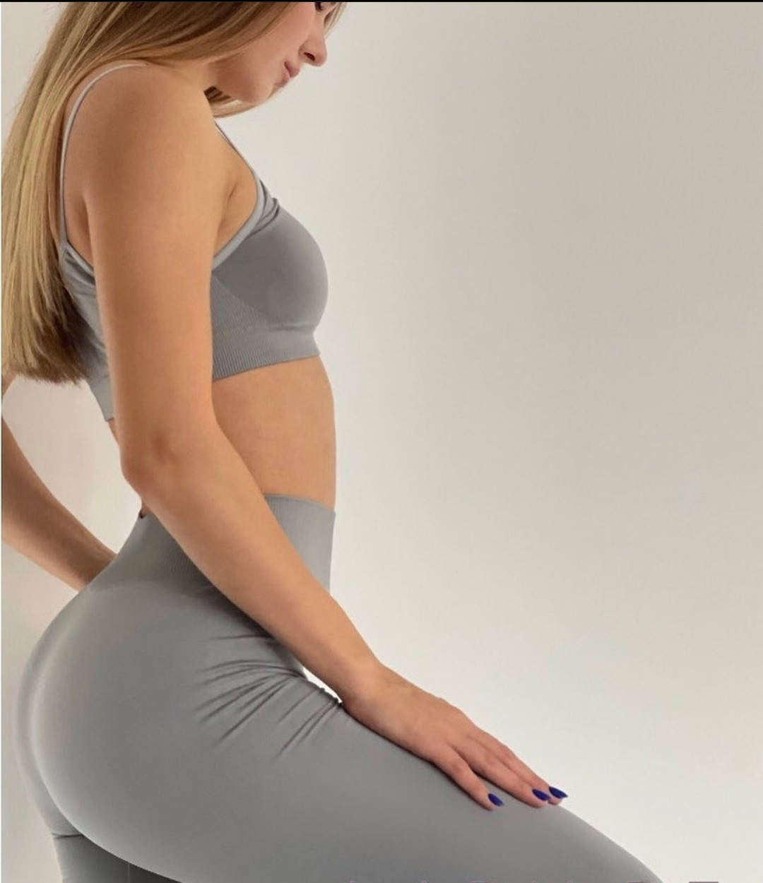 Серый бесшовный комплект лосины и топ s/m 
Серый бесшовный комплект лосины и топ s/m