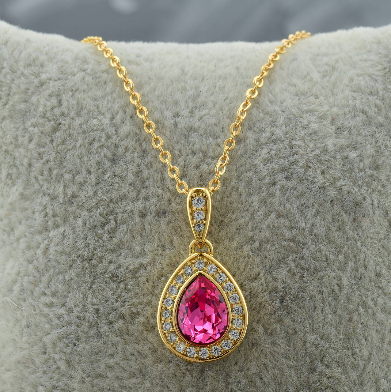 Набор Xuping с кристаллами Swarovski 87100 размеры 40+6х0.1 см кулон 20х11 мм цвет розовый позолота 18К
Набор Xuping с кристаллами Swarovski 87100 размеры 40+6х0.1 см кулон 20х11 мм цвет розовый позолота 18К